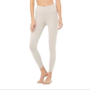 NWT. Alo Yoga. 7/8 Airbrush Leggings. Bone. Size S